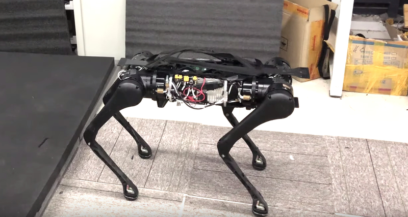 Китайци направиха робот, който прави задно салто (ВИДЕО)