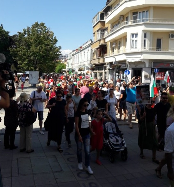 Масови протести срещу Стратегията за детето в София и страната ВИДЕО
