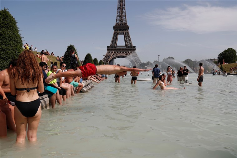 Парижани се изхождат в Сена, а Макрон се кани да плува, всичко е заради... СНИМКИ