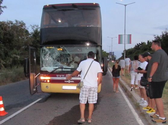 Жесток екшън с автобус с туристи край Русе СНИМКИ