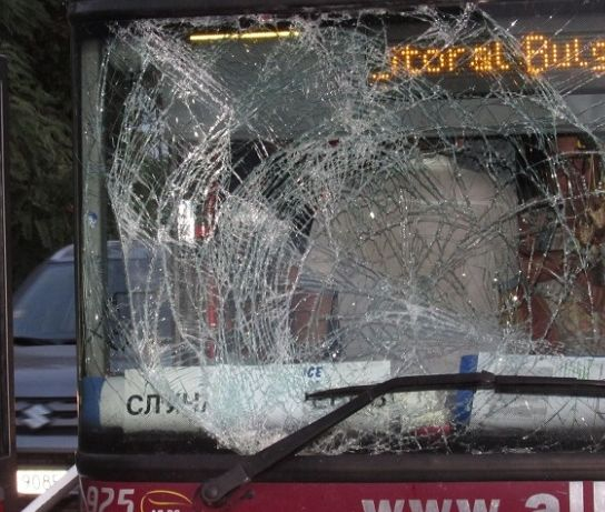 Жесток екшън с автобус с туристи край Русе СНИМКИ