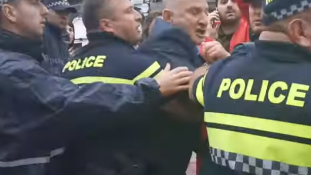 Зрелищно ВИДЕО: Грузински депутат се сби с демонстранти и полицаи