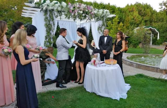Депутатка от "Воля" вдигна сватба като в приказките с три рокли СНИМКИ