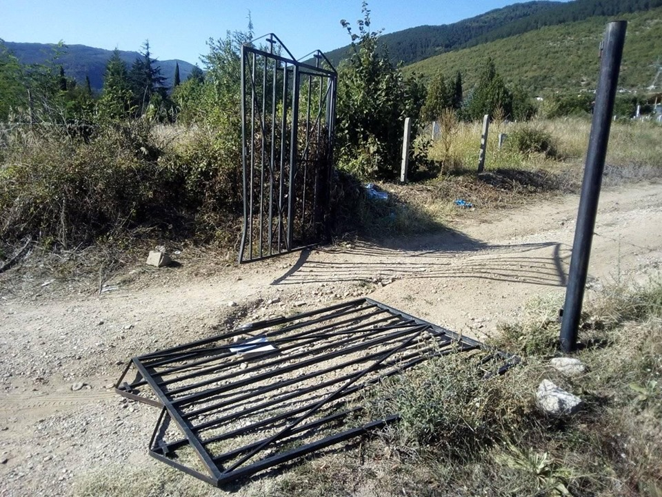 Пак безчинство: Изроди вилняха на гробището в Твърдица СНИМКИ