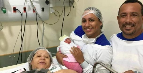 Жена роди близнаци на хомосексуалния си син, защото... СНИМКИ