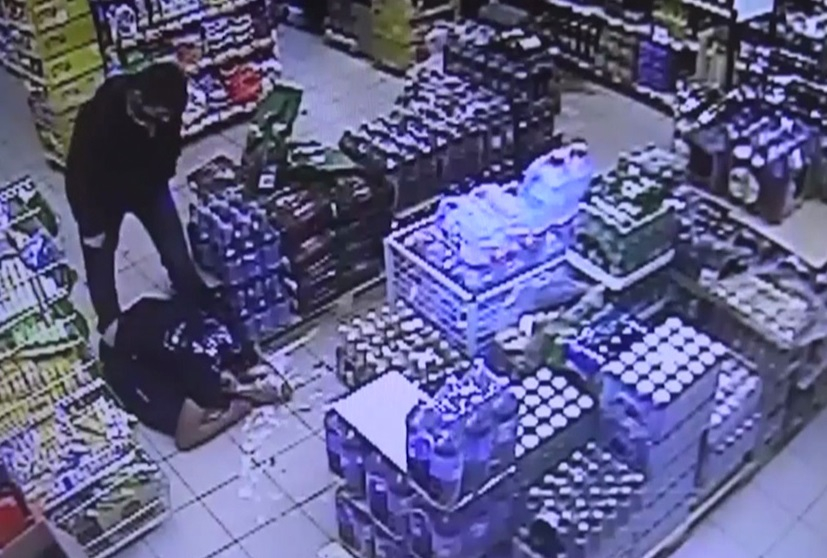 Клиент на магазин изригна срещу високите цени, счупи главата на служител ВИДЕО