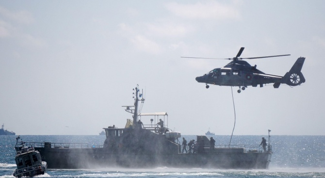 Над 20 кораба от бойния ни флот отблъскват масирана атака в Черно море