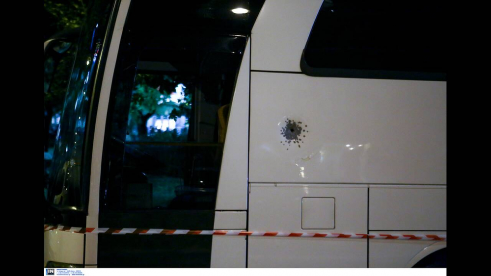 Подивял шофьор стреля по автобус с туристи на пъпа на Атина СНИМКИ 
