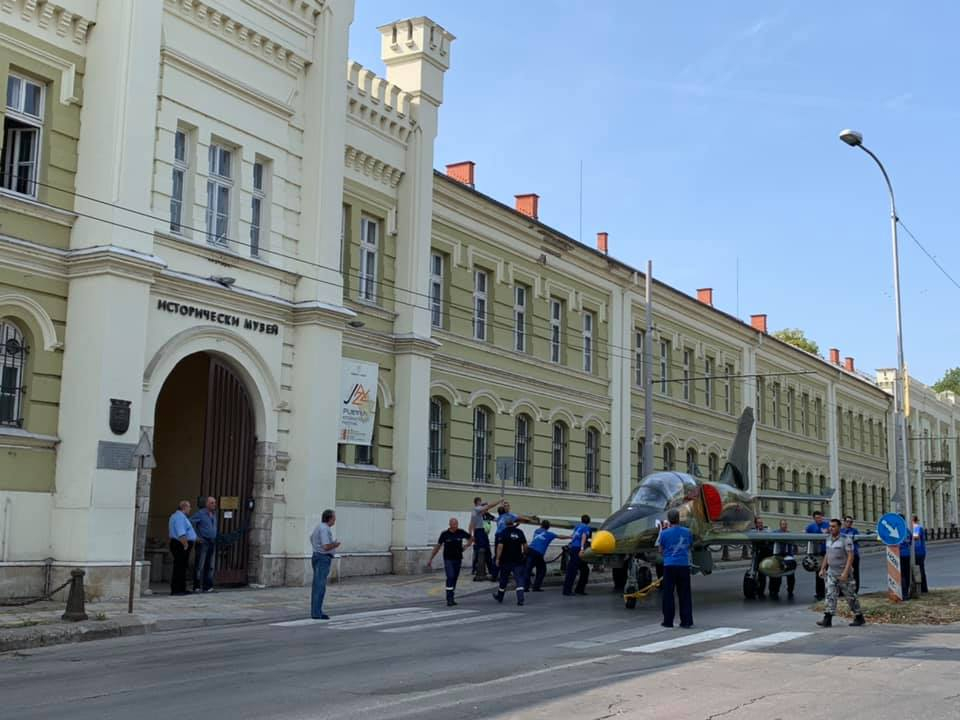 Невероятен сеир в центъра на Плевен с боен самолет и „сговорна дружина“ СНИМКИ