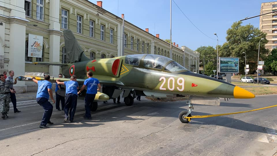 Невероятен сеир в центъра на Плевен с боен самолет и „сговорна дружина“ СНИМКИ