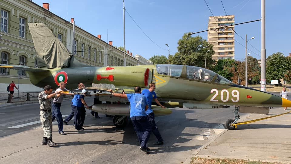 Невероятен сеир в центъра на Плевен с боен самолет и „сговорна дружина“ СНИМКИ