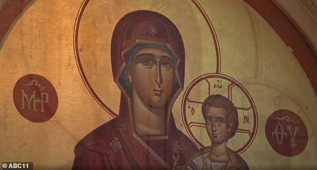 Чудо божие: Дева Мария проплака във фалирала черква СНИМКИ 