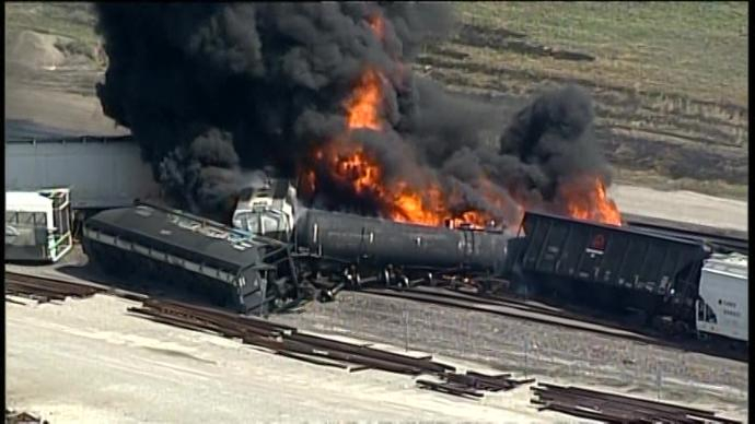 Огнен ад и евакуация след като влак дерайлира в САЩ ВИДЕО