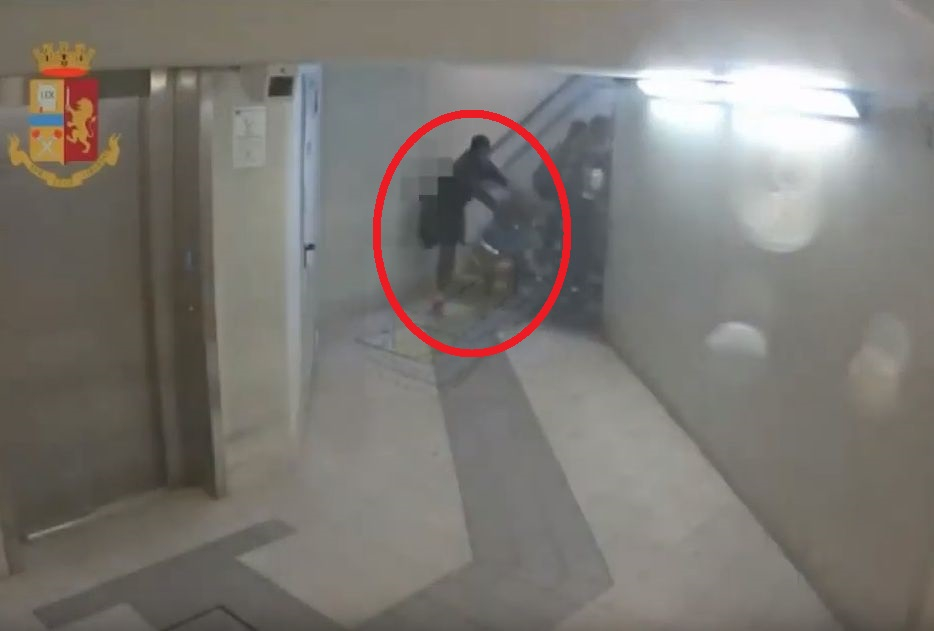 Ужасяващо ВИДЕО: Чернокож бежанец нападна дивашки две жени на италианска гара 