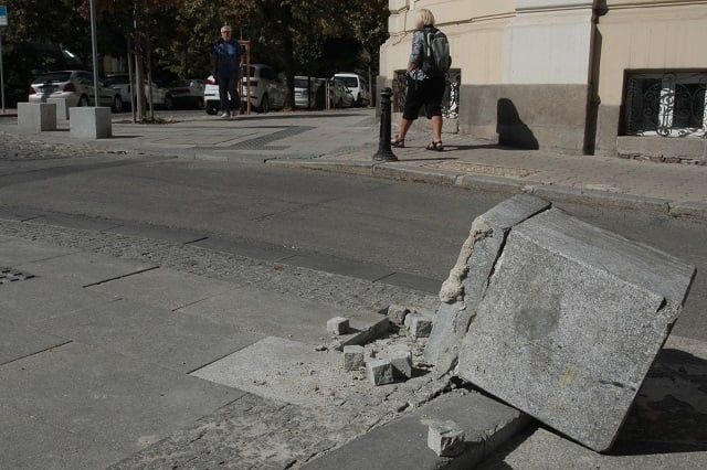 Шофьор не успя да вземе завоя и направи голяма беля в центъра на София СНИМКИ