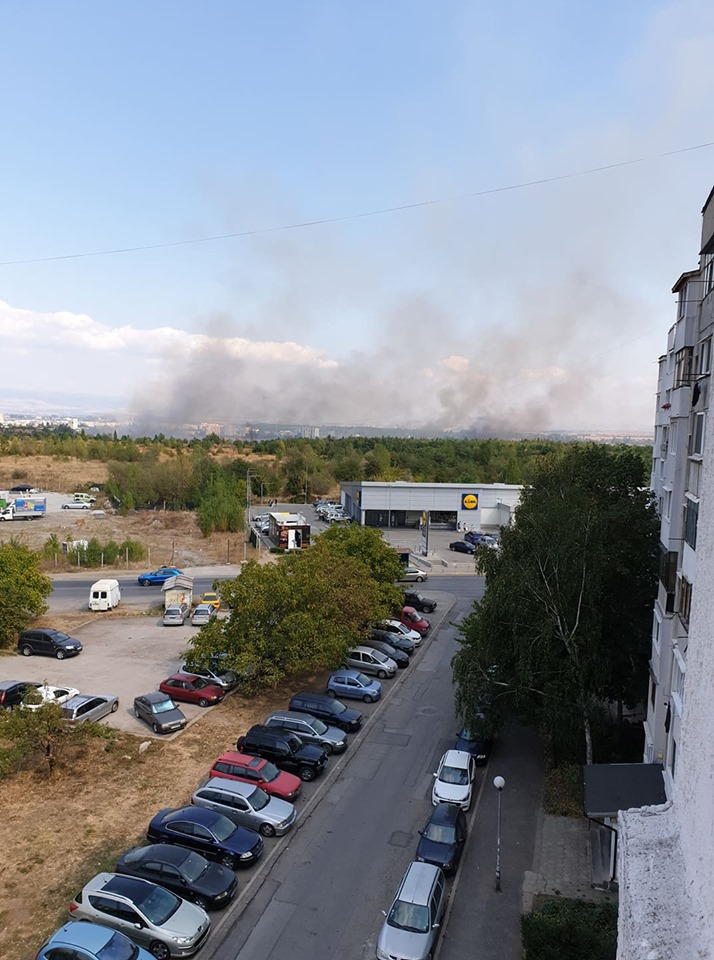 Ексклузивно и първо в БЛИЦ! Огромен пожар бушува в София СНИМКИ
