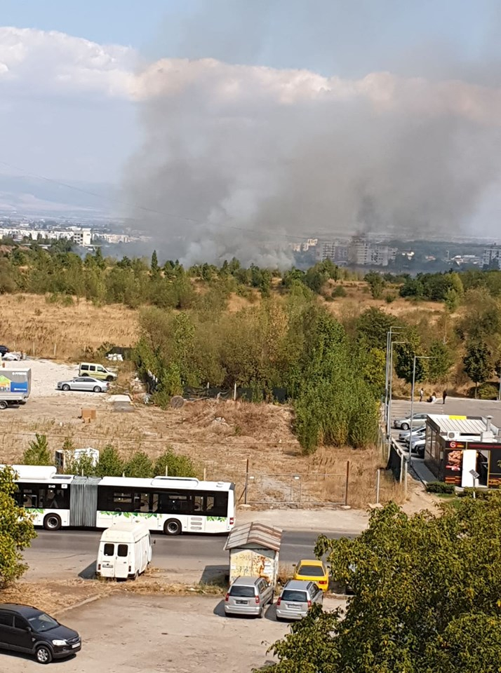 Ексклузивно и първо в БЛИЦ! Огромен пожар бушува в София СНИМКИ