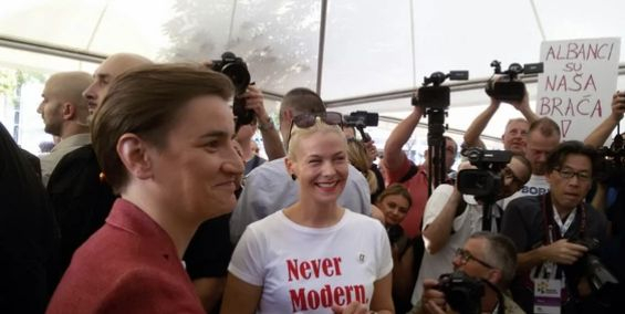Премиерката на Сърбия и партньорката й на гей парада в Белград 