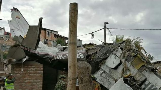 Самолет се разби в жилищен район в Колумбия, има загинали ВИДЕО