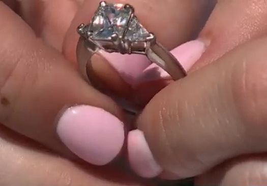 Ето я жената, глътнала насън годежния си пръстен с голям диамант ВИДЕО