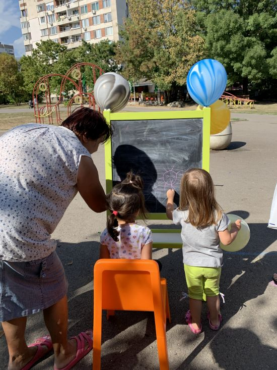 Албена Михова и Румен Григоров четоха на деца в парка в “Младост”