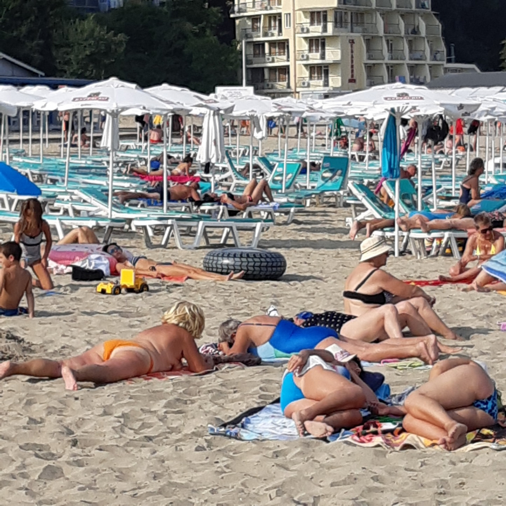 Българите ликуват заради безплатните чадъри и шезлонги по морето, но...