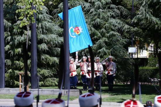 БЛИЦ TV: С тържествен водосвет и гвардейски марш беше издигнато знамето на София 