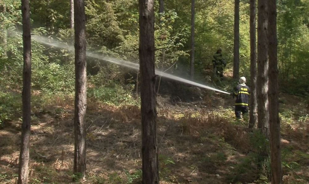 Голям пожар във Варна, огнеборците се видяха в чудо