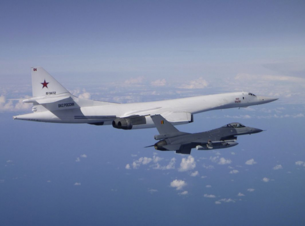 Два руски бомбардировача вдигнаха в небето изтребители на 5 държави 