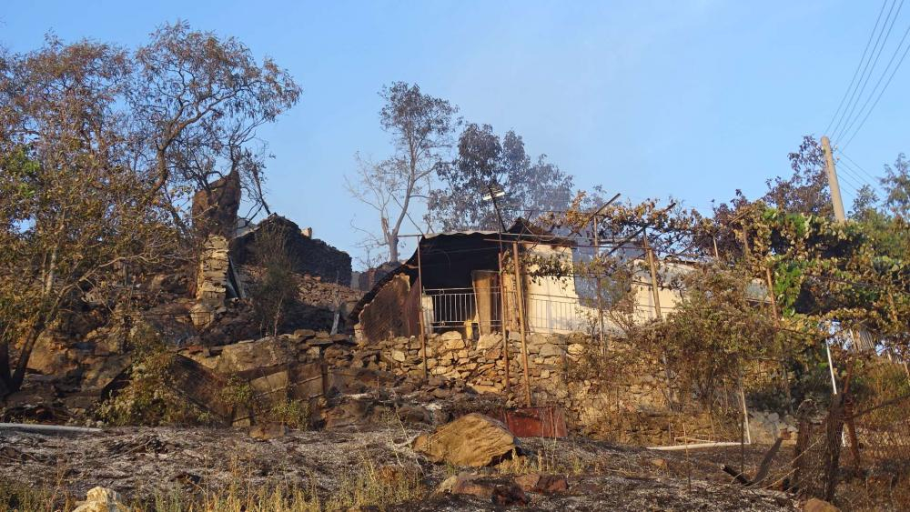 Огнен ад над Благоевград, 4 обитаеми къщи изгоряха (СНИМКИ)