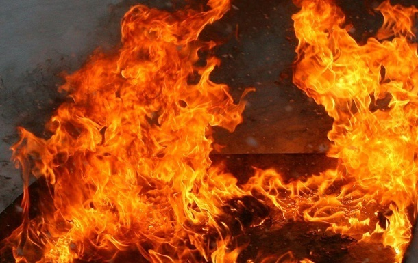 Пожар бушува близо до училище и къщи в Асеновград ВИДЕО