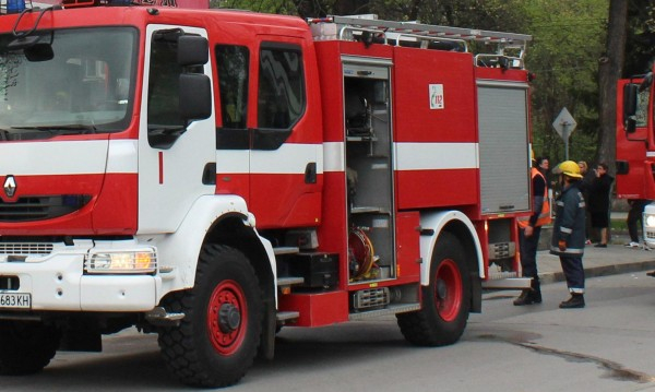 Огнен инцидент: Автомобил се запали в Пловдив ВИДЕО