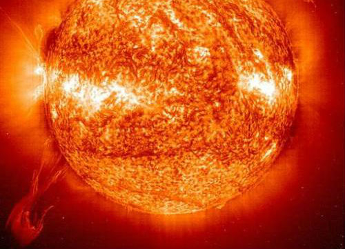 Изплашени астрономи: Огромни пукнатини по Слънцето вещаят края на Земята