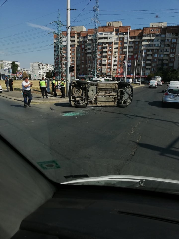 Извънредно и първо в БЛИЦ! Адска катастрофа в столичния ж. к. "Дружба" СНИМКИ