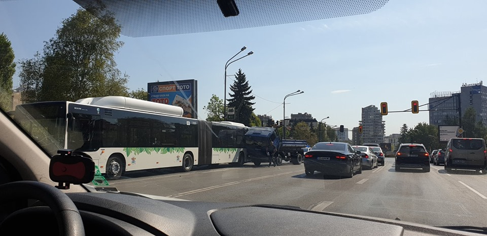Зрелищна катастрофа на натоварено кръстовище в София СНИМКИ