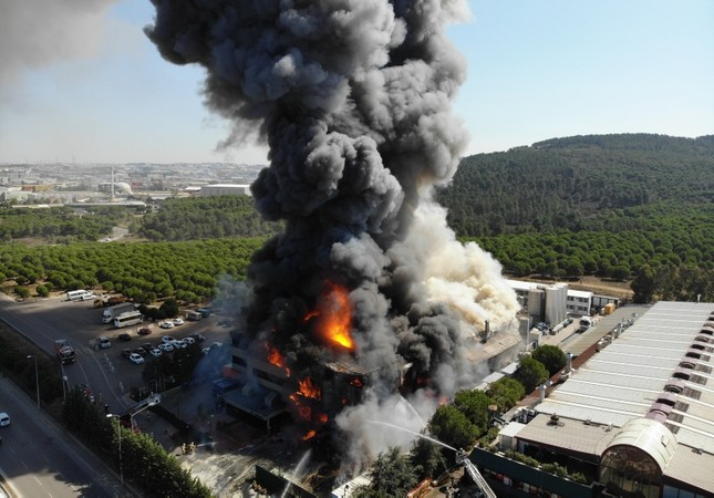 Страшен ад в химически завод в Истанбул
