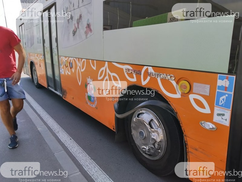 Ужас на Цариградско: Джип взе на таран автобус на градския транспорт СНИМКИ