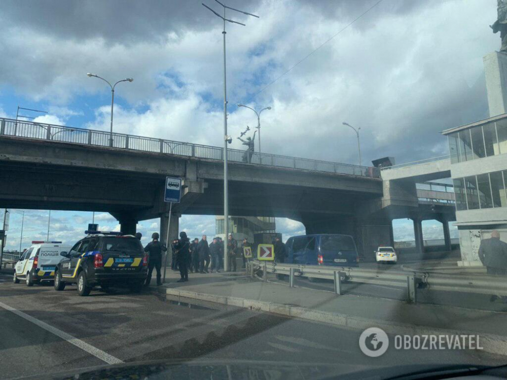 Жесток екшън в Киев: Мъж стреля на месо, заплашва да взриви мост ВИДЕО