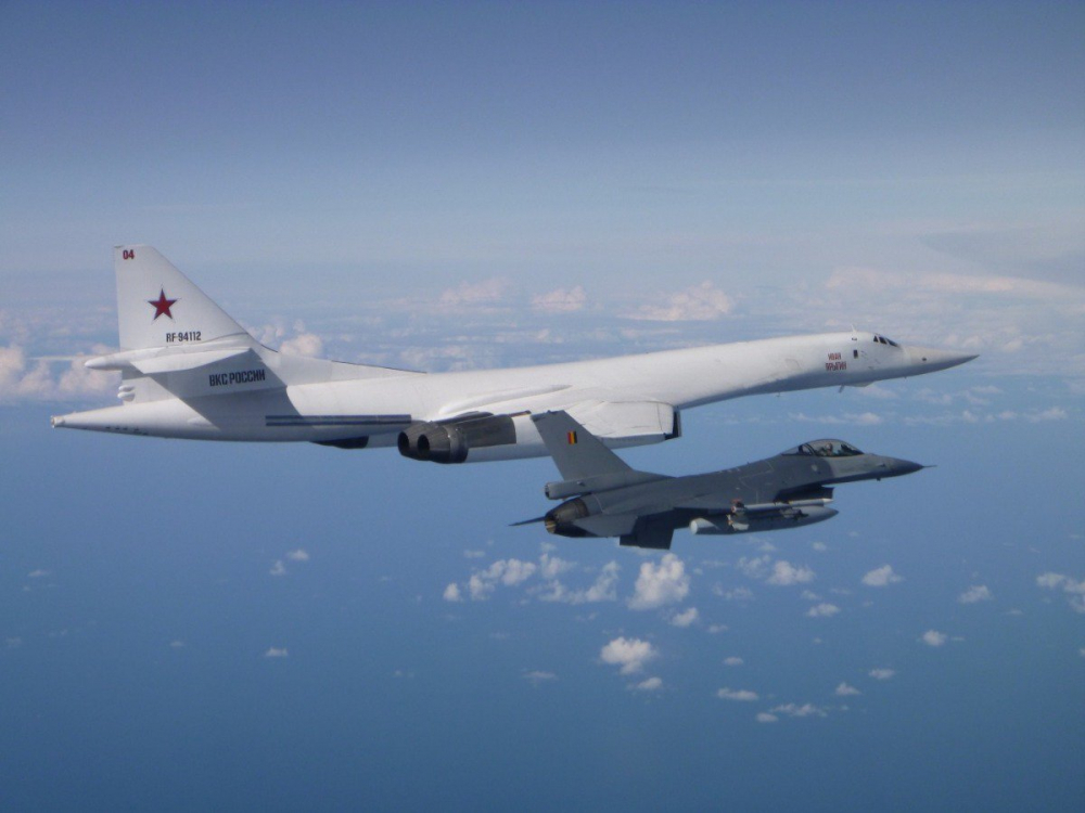 Два изтребителя F-16 прехванаха 4 руски бойни самолета СНИМКИ