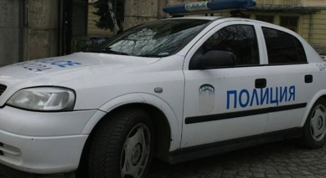 Ченгета спипаха 7 мъже с непълнолетна девойка в апартамент в Благоевград