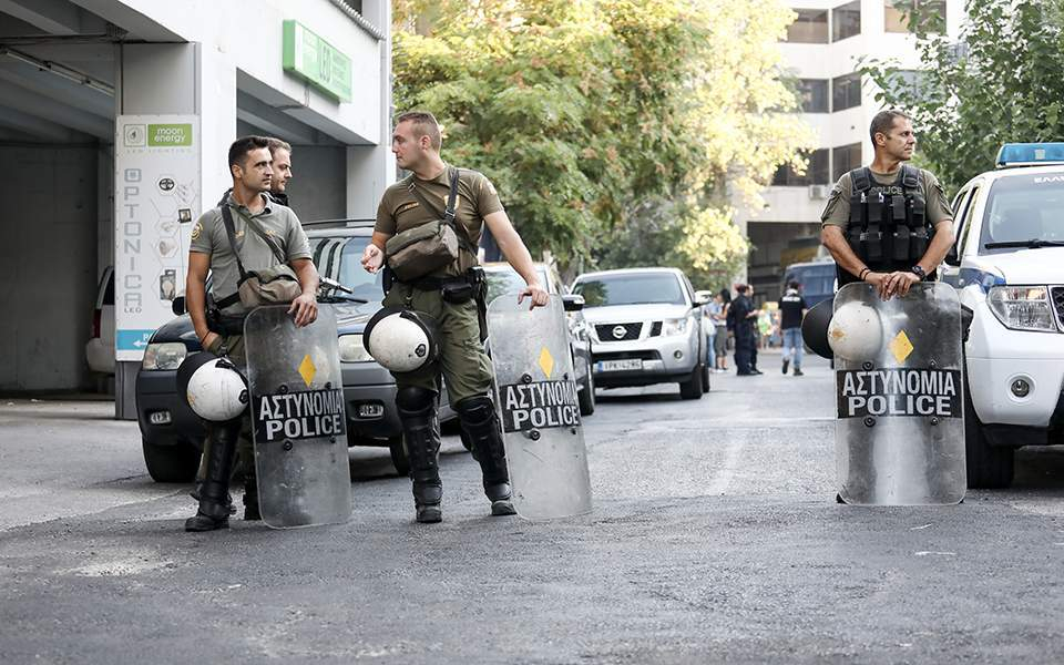 Екшън в Атина! Полицията прочиства от мигранти сграда в центъра