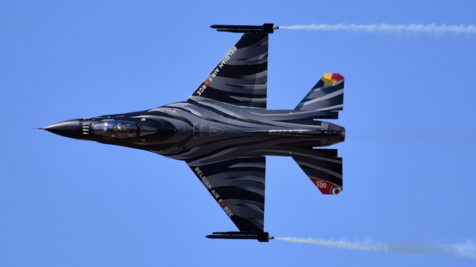 Белгийски F-16 се разби във Франция, единият от пилотите увисна на жици