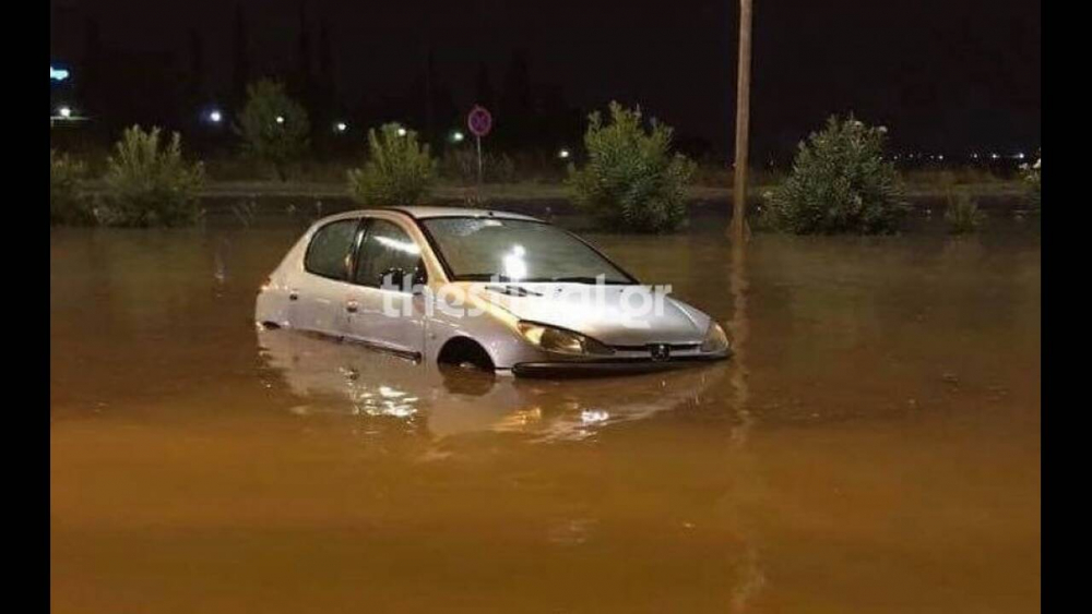 Внимание, туристи: Порои удавиха Солун нощес, пътищата под вода! ВИДЕО