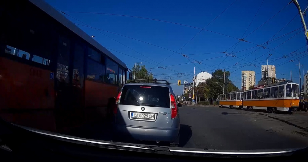 Шофьор на автобус направи немислимото на пъпа на София ВИДЕО