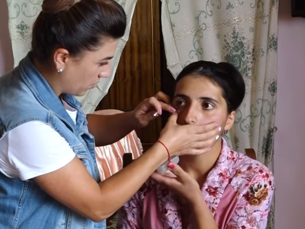 Невероятно! Момиче плаче остри кристали в Армения ВИДЕО