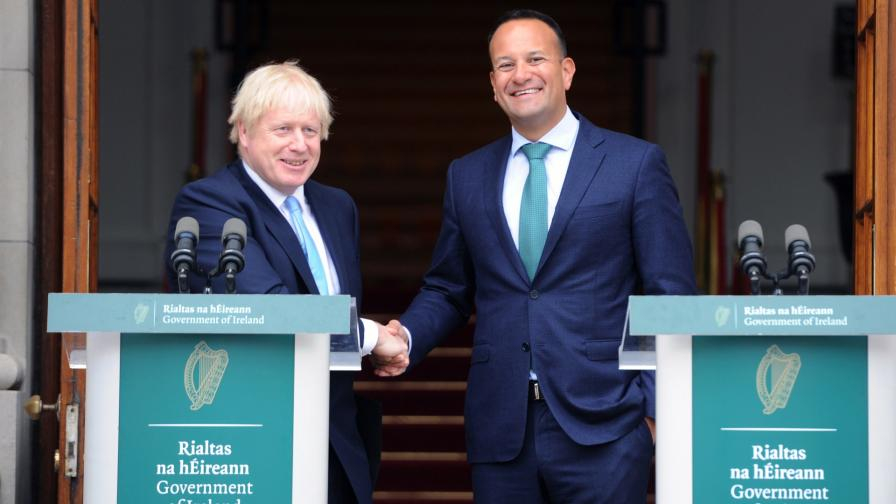 Дадоха светена вода на ирландския премиер за... защита срещу Борис Джонсън