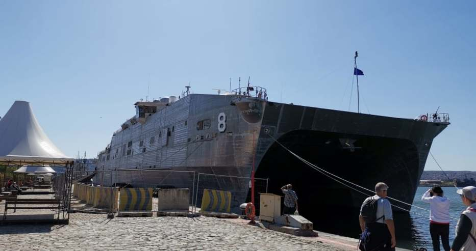 Огромен и чудат американски кораб акостира във Варна СНИМКИ