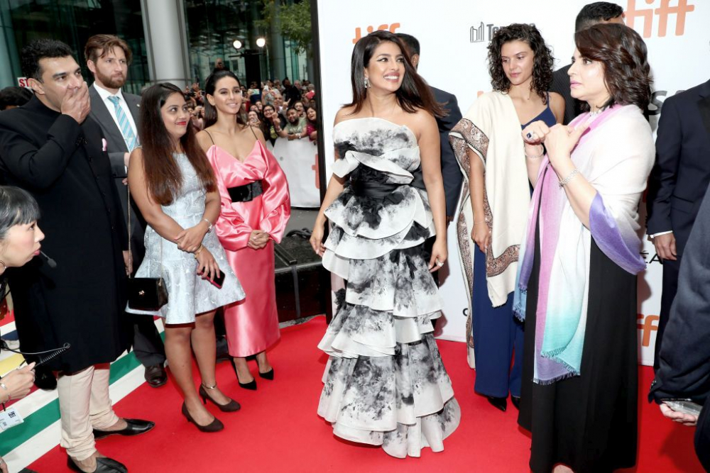 Медиите не спират да коментират прелестната рокля на Приянка Чопра СНИМКИ