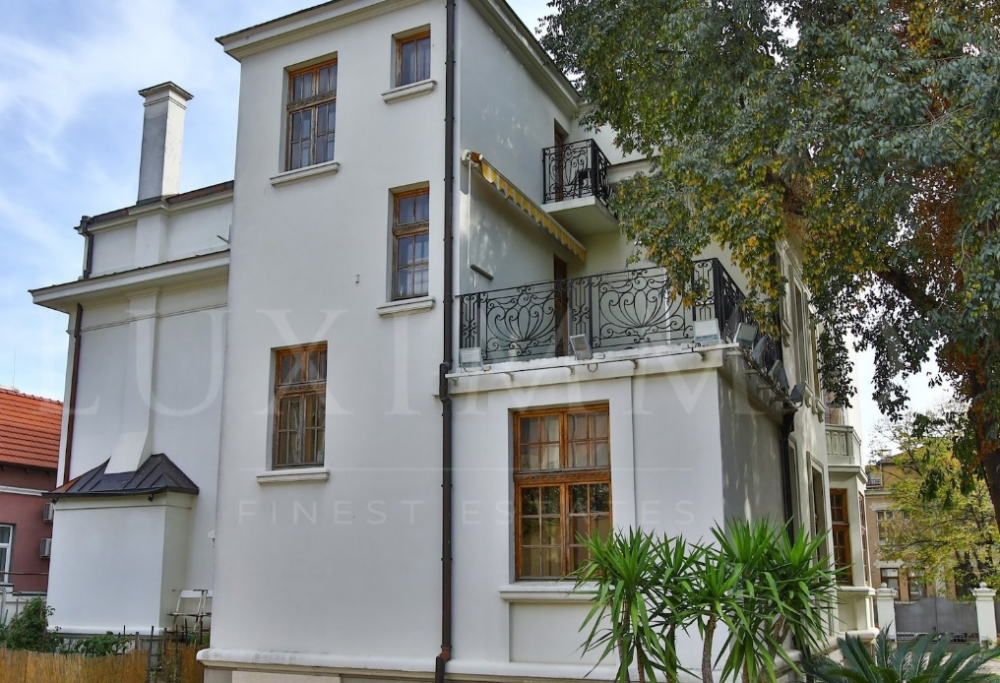 Продават къща в центъра на Варна на цена колкото замък във Франция СНИМКИ