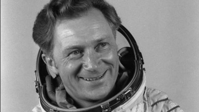 Почина първият космонавт на Германия 